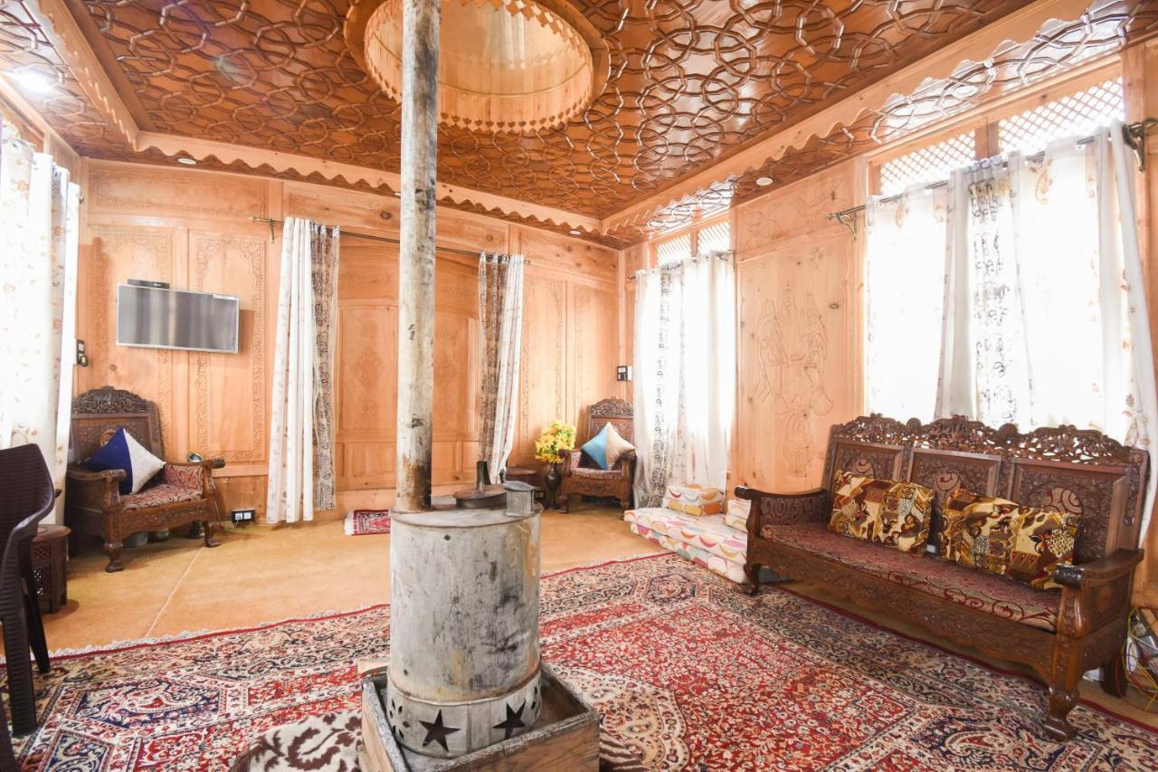 فندق Srīnagarفي  Oyo 66637 Merlin Group Of Houseboats المظهر الخارجي الصورة